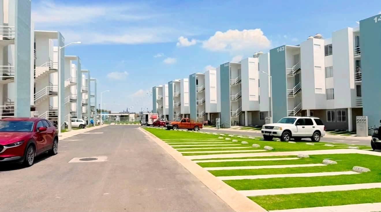 Conjunto de departamentos con vialidades internas y estacionamiento