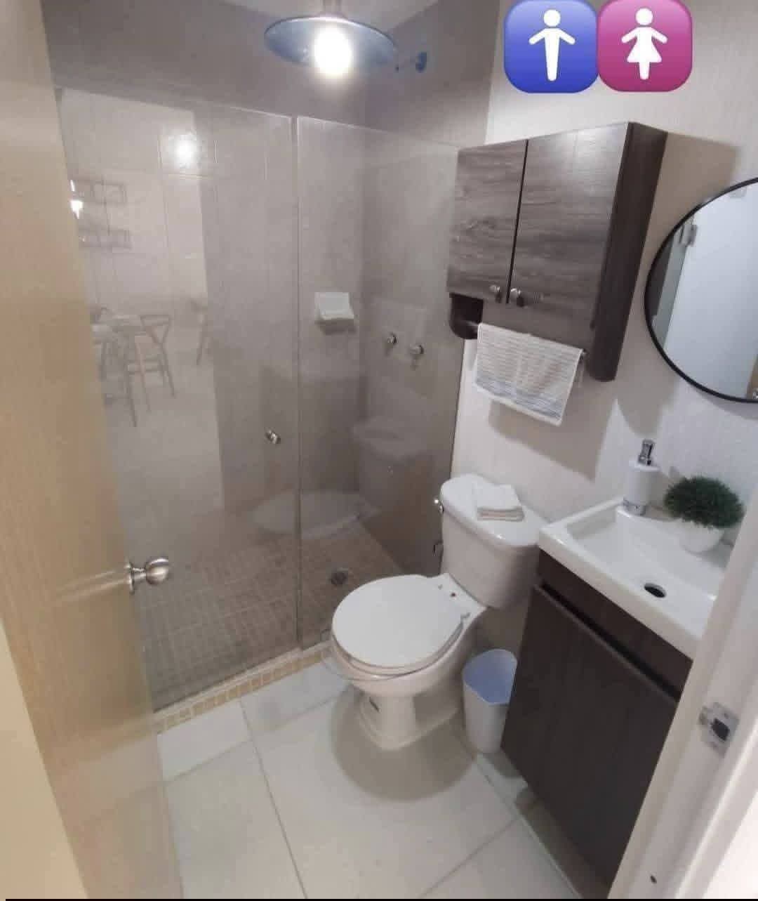 Baño de departamento muestra con cancel y lavabo