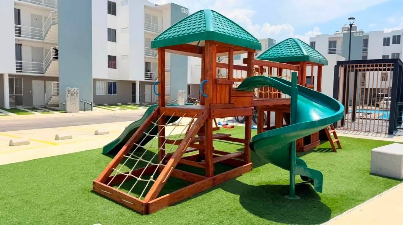 Área infantil de conjunto residencial con juegos